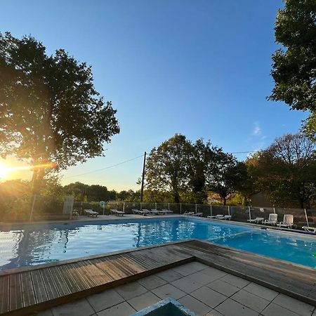 Emplacement Tente Camping Car Saint-Aubin-de-Nabirat エクステリア 写真