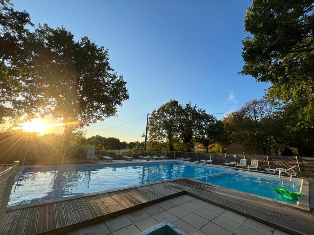 Emplacement Tente Camping Car Saint-Aubin-de-Nabirat エクステリア 写真